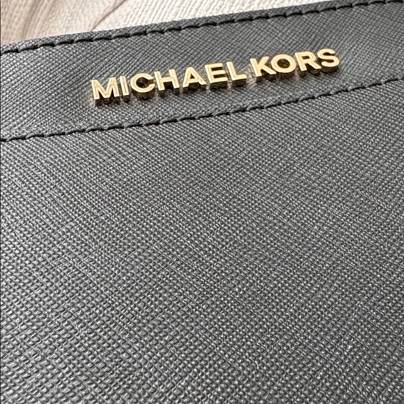 MICHAEL KORS Jet Set Travel black crossbody bag with gold hardware - Picture 8 of 8